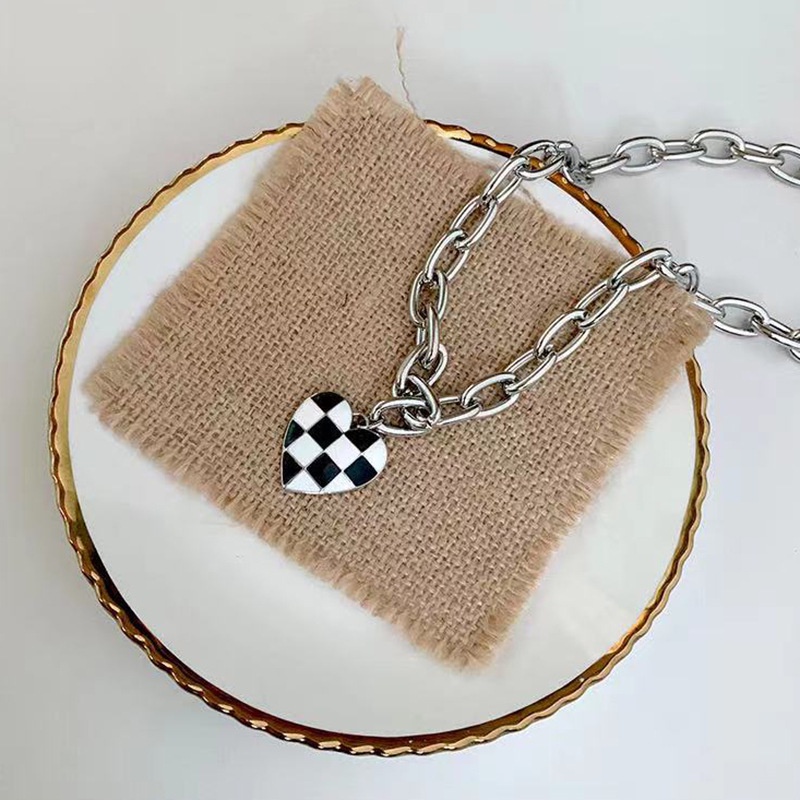 Dây chuyền mặt hình trái tim sọc caro trắng đen phong cách cổ điển thời trang dành cho nữ