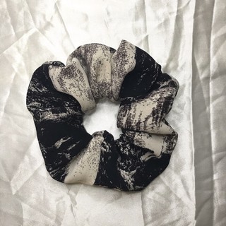 Cột tóc scrunchies vải màu loang đen xám