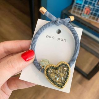Cột tóc đính đá sang chảnh hình tròn trái tim