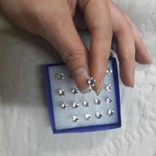 1 hộp 10 đôi khuyên tai nụ nhựa