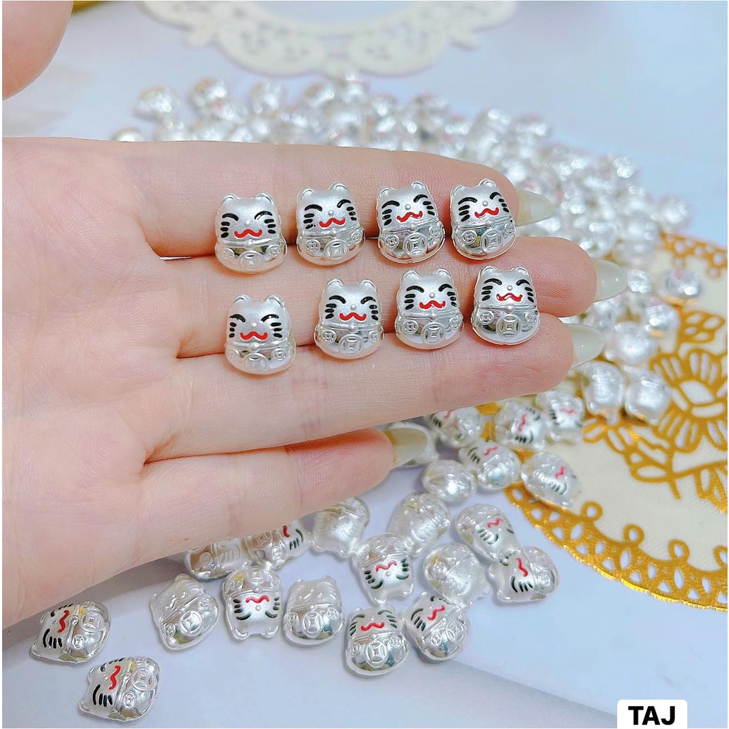 Cham mèo bạc ta xỏ ngang