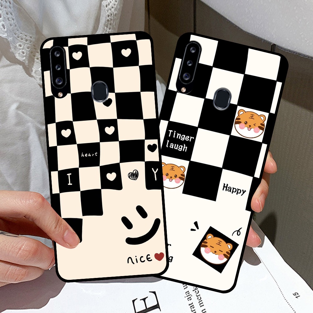 Ốp lưng Samsung A20s in hình sọc caro, họa tiết đen trắng dễ thương