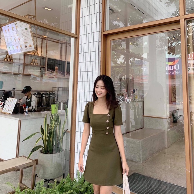 Đầm Cổ Vuông Nút Gỗ Lệch 4 Màu Rêu/kem/đen/trắng xt