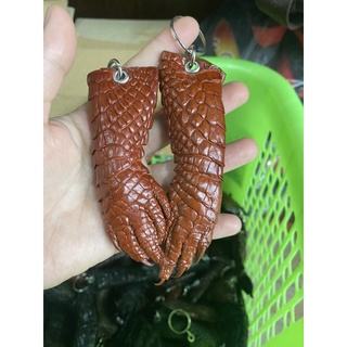Móc treo chìa khoá bằng bàn tay da cá sấu