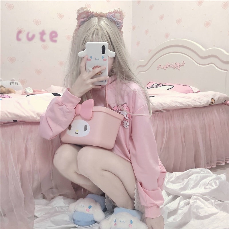 Áo khoác màu hồng in hình chiếc nơ hellokitty sau áo