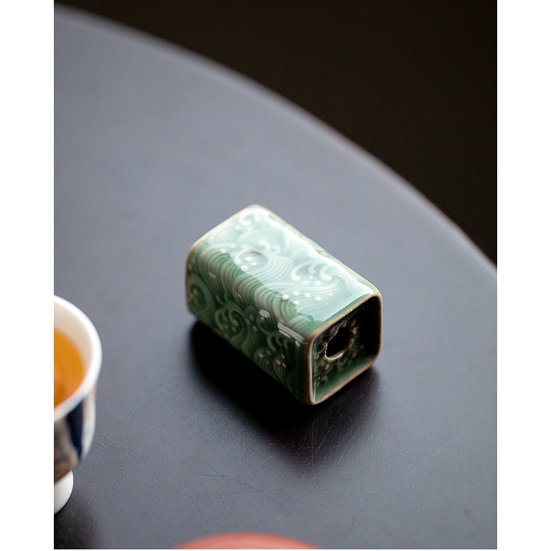 Gác nắp ấm trà, Ấm Tử Sa bằng Sứ Men Ngọc Lục Bảo Họa Tiết Khắc Chìm Đẹp Mắt