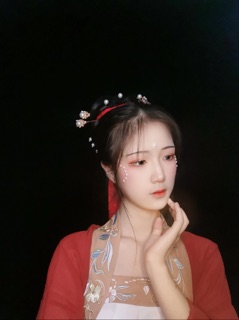 Đá trai đính mắt dùng để makeup