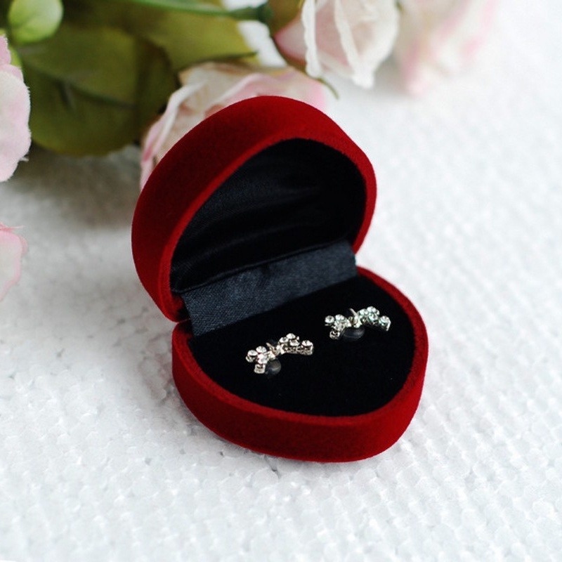 Hộp đựng nhẫn hình trái tim màu đỏ sang trọng