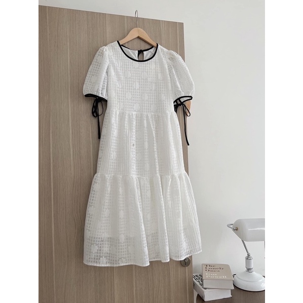 Đầm babydoll hoa nổi viền nơ đen chất voan caro mịn, Váy trắng đi chơ, đi tiệc đẹp (TTA135)