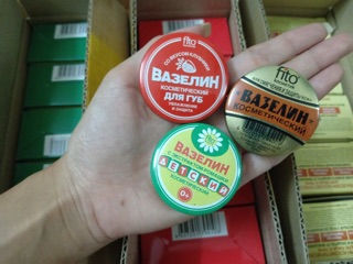 Sáp nẻ Vaseline Nga