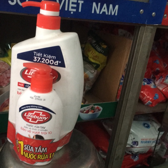 Sữa tắm lìebuoy khuyến mãi thêm 1 sữa tắm lifebuoy than hoạt tính và bạc Hà mới 200g