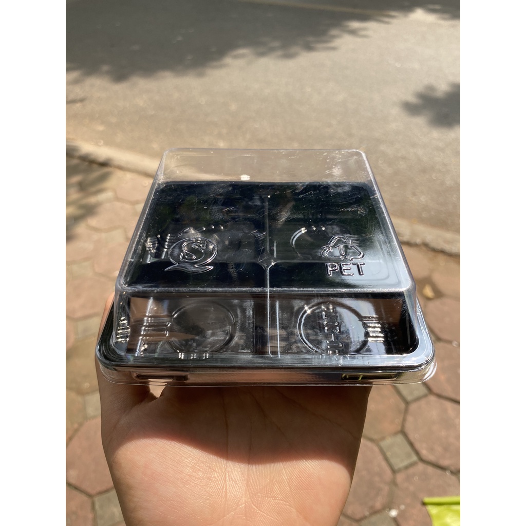 100 Hộp Nhựa 4 Ngăn Đế Đen FG134 Đựng Bánh 50gr - 75gr