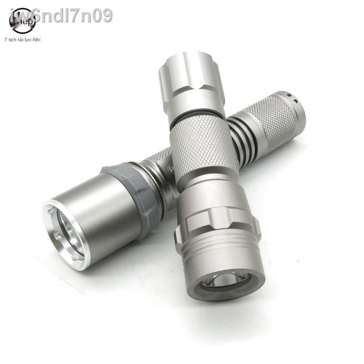 Công cụ Fukuoka Nhật Bản đèn pin ánh sáng mạnh quân sự chống thấm nước tầm xa có thể sạc lại LED siêu tự vệ ng