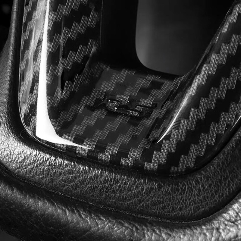 Ốp vân carbon chữ V trên vô lăng mazda