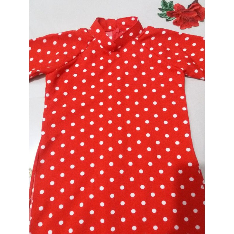 Áo dài chấm bi đỏ và vàng cho bé gái