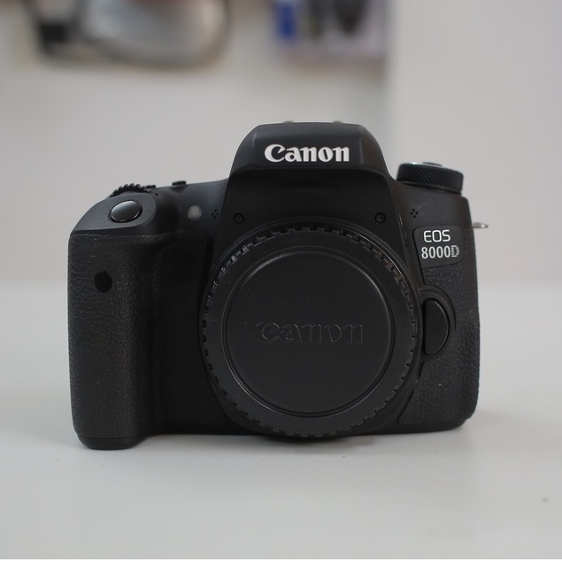 Bộ máy ảnh Canon EOS 8000D  kèm ống kính Canon EF-S 18-55mm STM