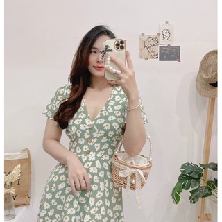 Đầm hoa nhí cổ V nút bọc gỗ có dây thắt eo