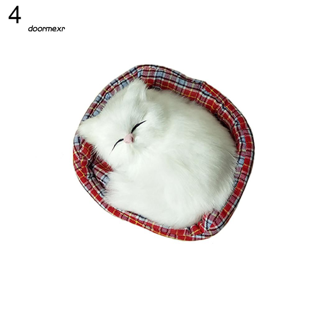 Mèo nhồi bông nằm ngủ trên thảm ngủ trải giường đáng yêu