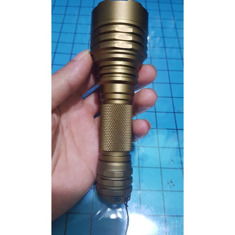 Đèn pin c8+ led sft40 quang thông 2400 lumen chiếu xa 700m