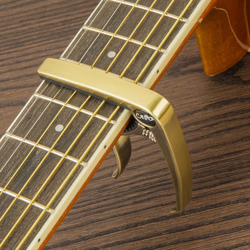 Kẹp Capo Một Cách Sử Dụng Cho Đàn Guitar Acoustic