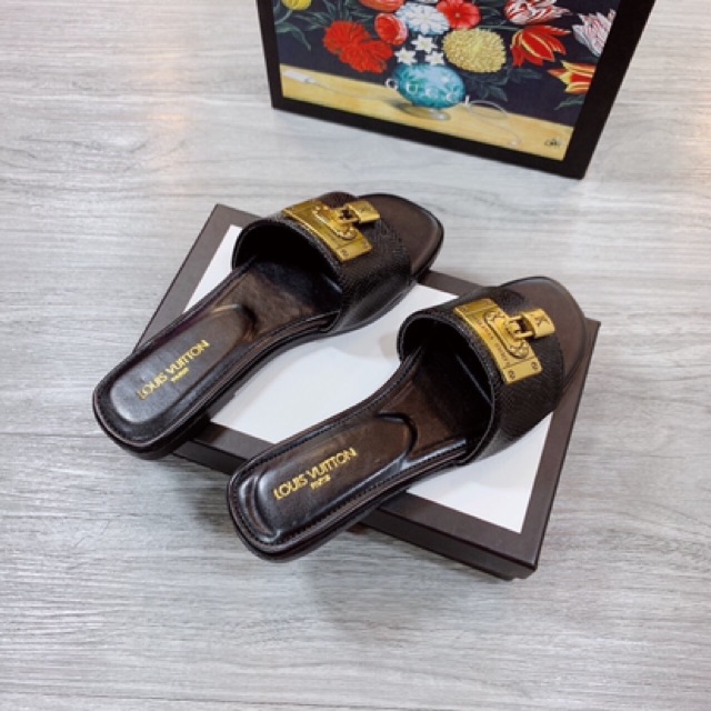 ⭐️ Lê khoá chất liệu da rắn