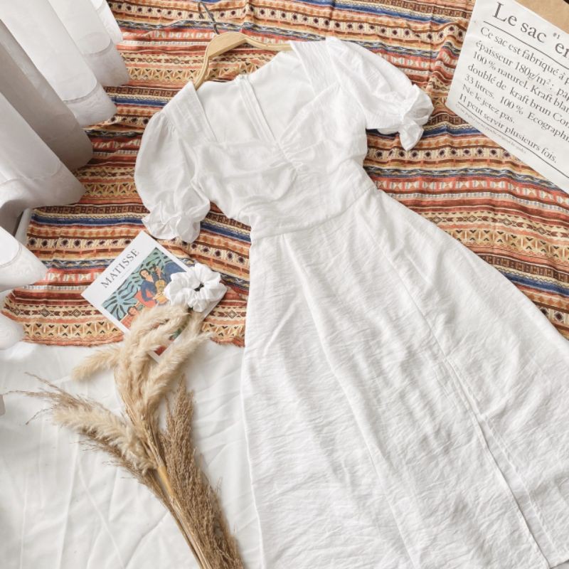 đầm midi trắng nhíu ngực xẻ tà kèm dây cột tóc