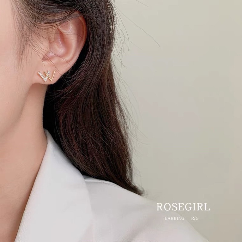 Hoa tai chữ W thời trang nhẹ nhàng