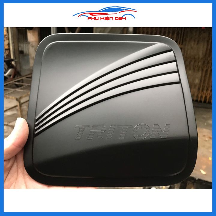 Ốp nắp bình xăng Triton 2019-2020-2021-2022 nhựa đen chống trầy trang trí ô tô