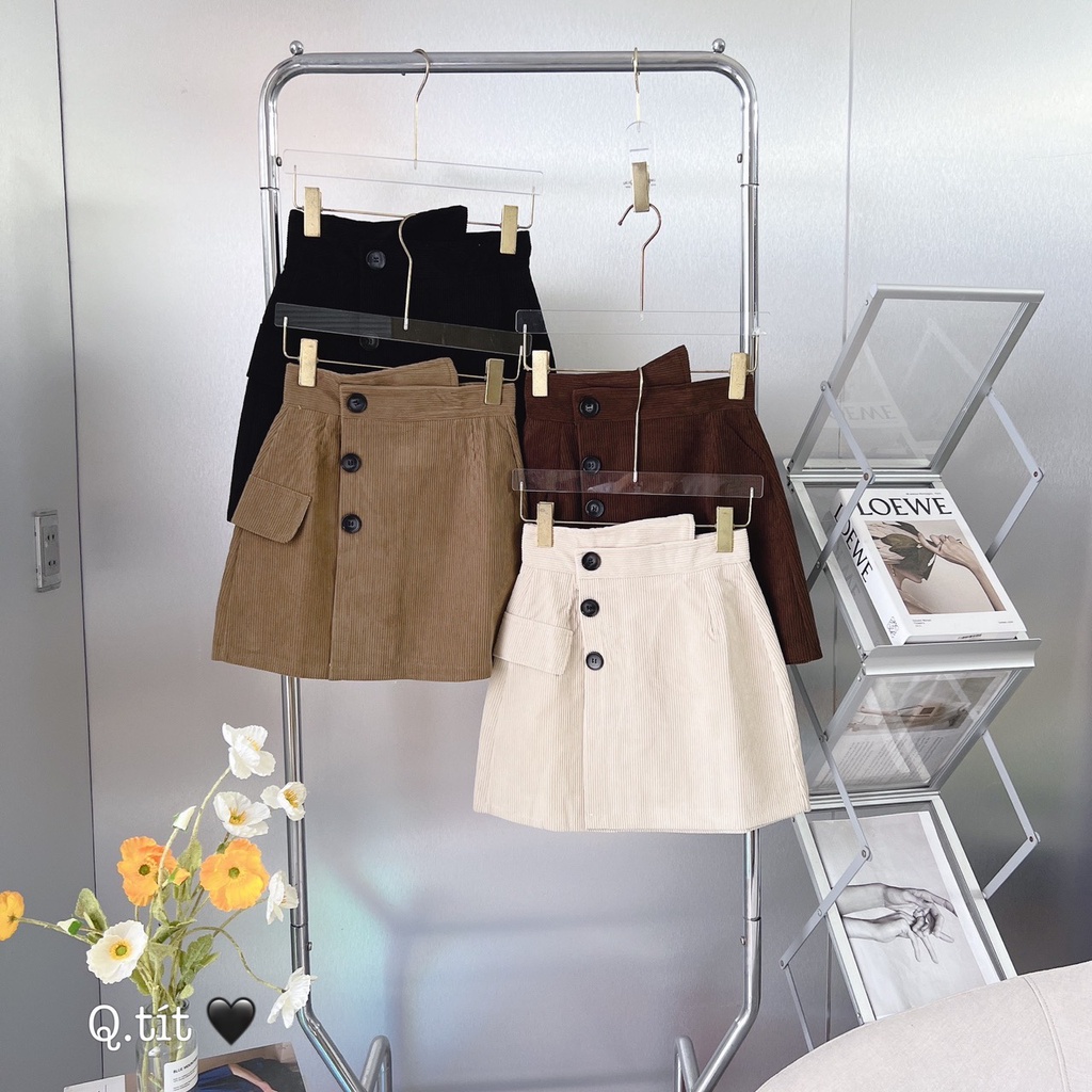 Chân váy nhung chữ A, đính 3 khuy lưng cao, có lót quần bên trong