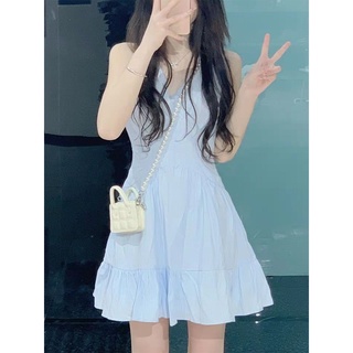 In the summer of 2022, the salty but sweet little man is gentle and pure in temperament, the design sense is minority, the waist shows the thin sling dress.