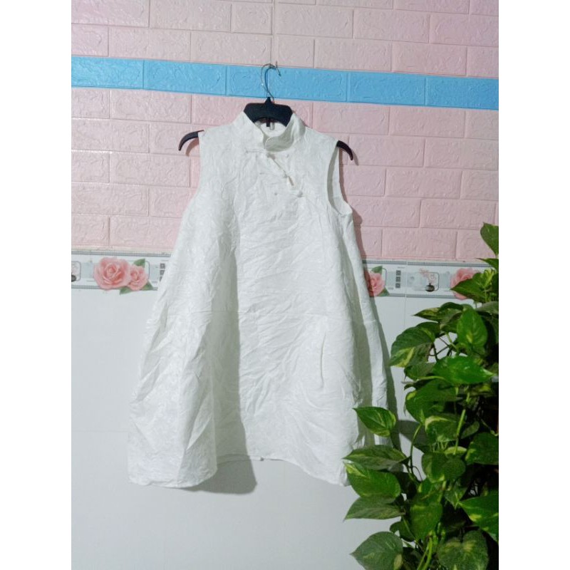Đầm bầu/ đầm dáng suông màu trắng cổ tàu vải gấm rất đẹp hàng secondhand freesize