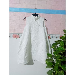 Đầm bầu/ đầm dáng suông màu trắng cổ tàu vải gấm rất đẹp hàng secondhand freesize