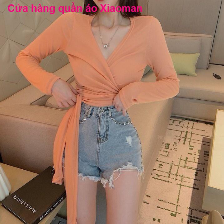 Hồng Kông hương vị sang trọng hoang dã cổ chữ V dây đeo chéo ngắn áo phông nữ mùa thu mới sexy mỏng mảnh mai dài tay