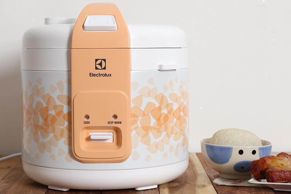 Nồi cơm điện Electrolux 1.8 lít ERC3105 trưng bày 99% ( Lòng nồi cơm điện bằng hợp kim nhôm chống dính bền