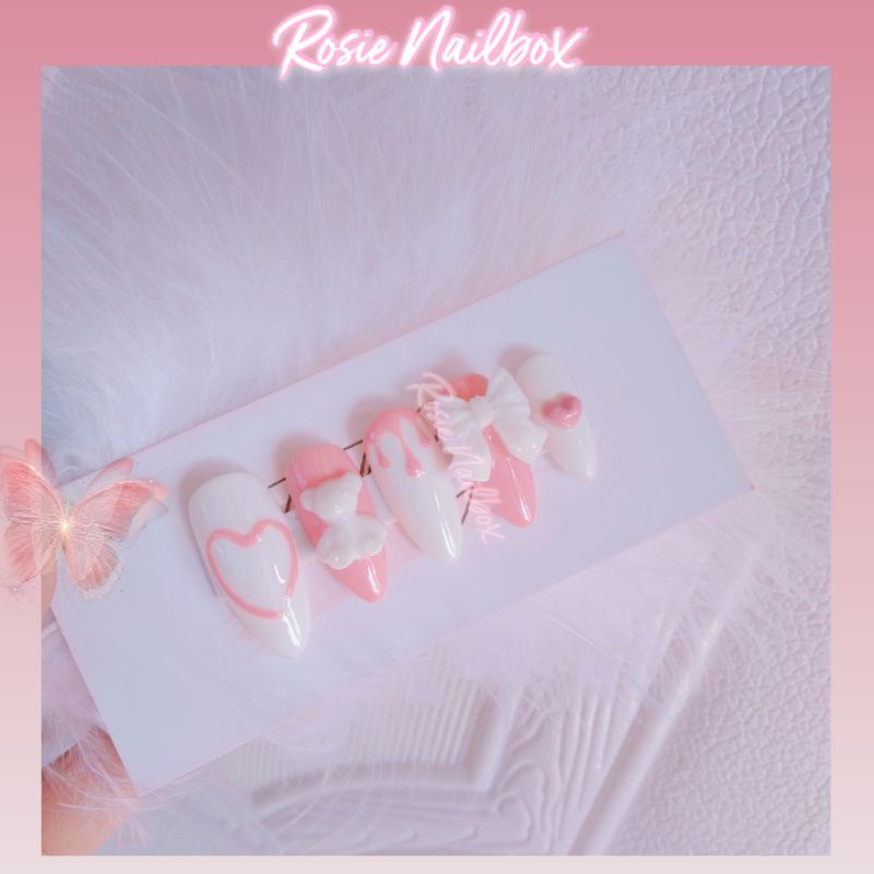 Móng úp màu hồng nude phối nơ và gấu trắng xinh xắn sáng da