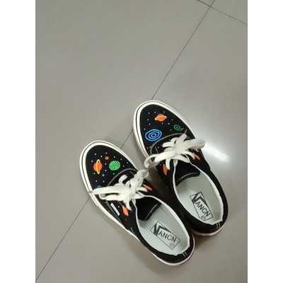 GIÀY THỂ THAO Unisex DÁNG VAN IN THÊU HÌNH SAO, TIỂU HÀNH TINH