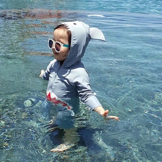 Áo bơi hình cá mập ngộ nghĩnh