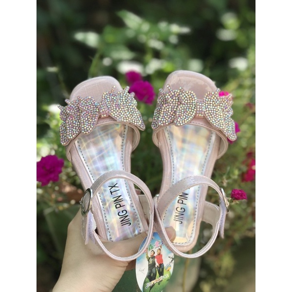Sandal đính nơ gắn cườm cho bé gái 8107 nhỏ- dép quai hậu của bé đi học đế dẻo có gót êm chân chắc chắn (sz27-sz31) 8109