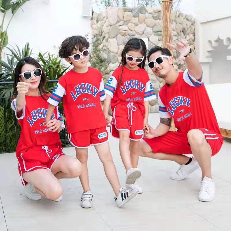 Mùa hè net nổi tiếng cha mẹ-con mặc bốn cổng bộ đồ thể thao mẹ-con trai bộ đồ hai người ngắn tay mặc gia đình áo phông ba cổng mặc đi du lịch