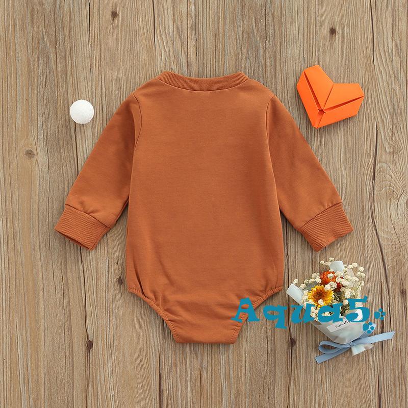 Áo liền quần dài tay cổ tròn in chữ độc đáo cho bé trai sơ sinh màu nâu/đen