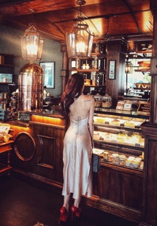 Đầm cổ đổ xẻ tà cực quyến rũ