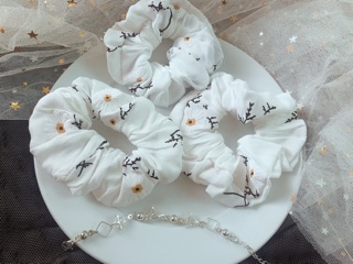 Dây buộc tóc Scrunchies hoa cúc