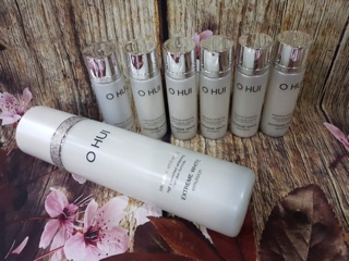 Sữa dưỡng trắng da mini  Ohui Extreme White Emulsion Snow vitamin 20ml( hông vỏ hộp )