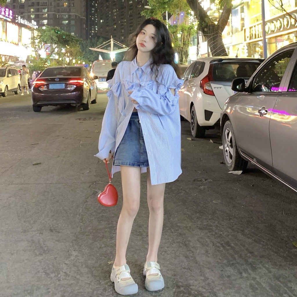 Áo Sơ Mi Dài Ngang Gối Họa Tiết Sọc Dọc Khoét Lỗ Có Nơ Màu Xanh Dương Tươi Mới Ngọt Ngào Cho Nữ