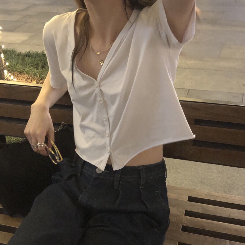 Áo croptop rộng cài nút cổ V có viền ulzzang | BigBuy360 - bigbuy360.vn