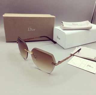 Mắt kính Dior bắt ốc