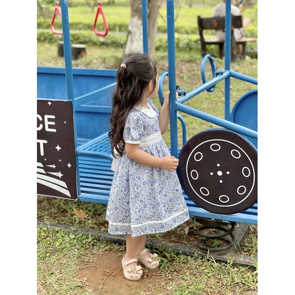 Váy Lennco hoa xanh cổ sen bé gái