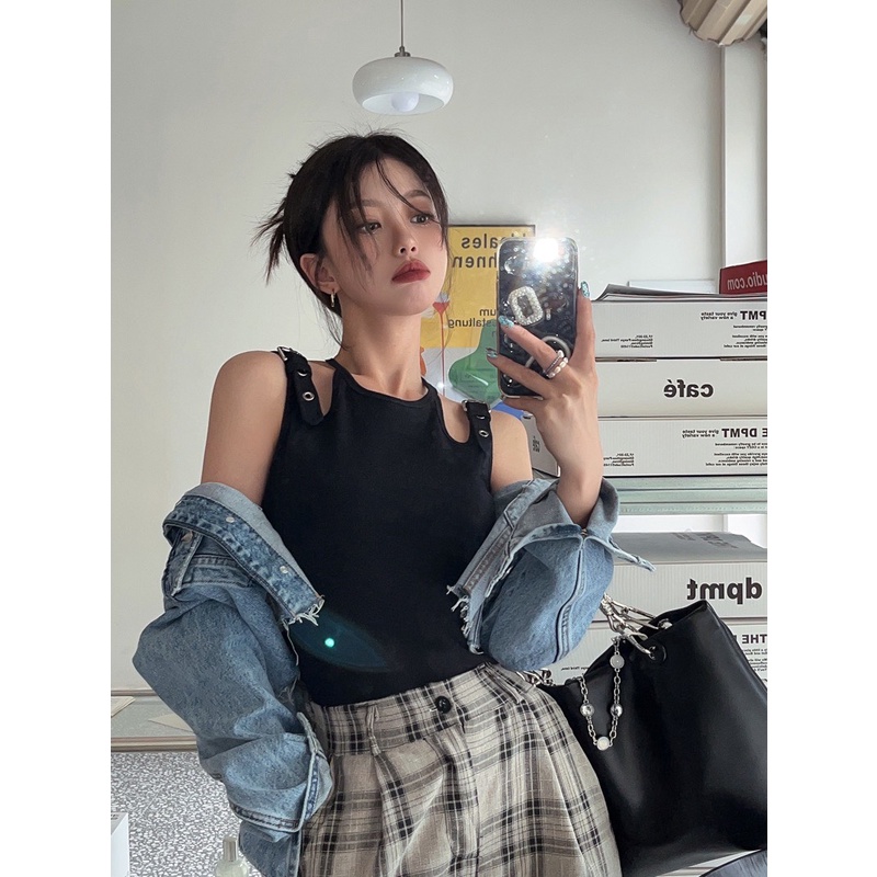 Áo Croptop Cổ Yếm Phối Dây Vai Khóa Cài LSEOUL A2513 Chất Thun Gân Dày Dặn Chống Nhăn Tôn Dáng