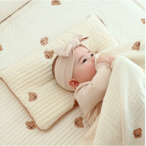 Gối cho bé chất liệu Cotton hữu cơ tự nhiên thêu hoạ tiết gấu và thỏ siêu xinh đặc biệt giúp cốịnh chống méo đầu cho bé