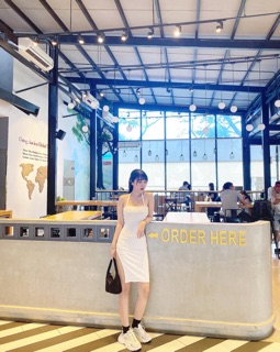 Đầm yếm xẻ tà
